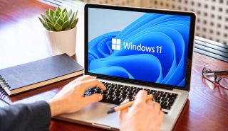 在 Apple MacBook 筆記本電腦上運行的 Microsoft Windows 11。